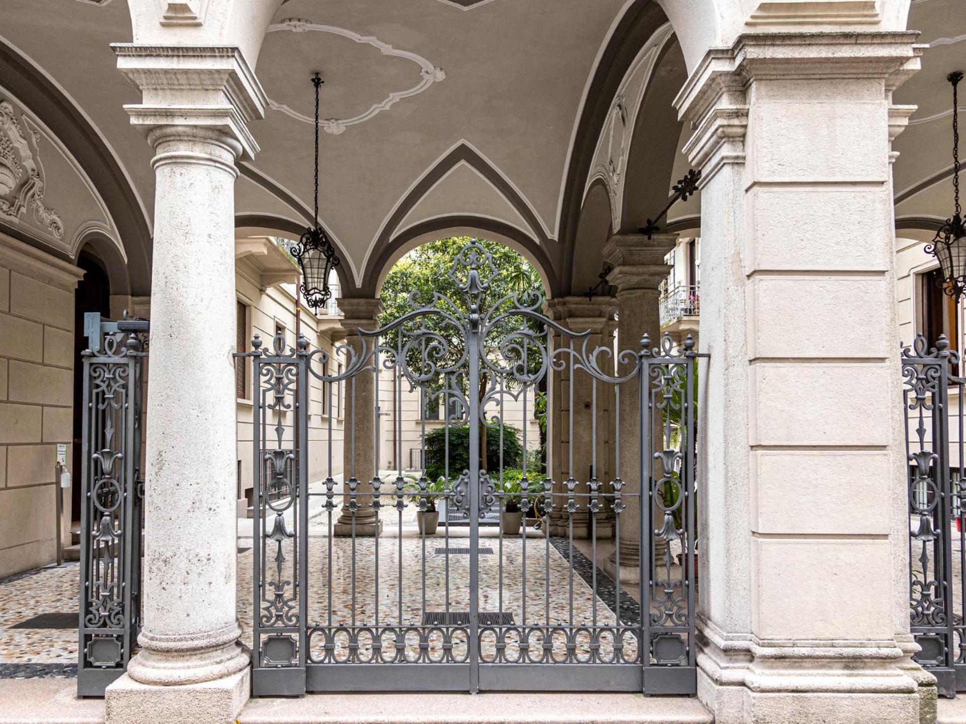 Luxury Sant'Ambrogio Apartment Milan Luaran gambar